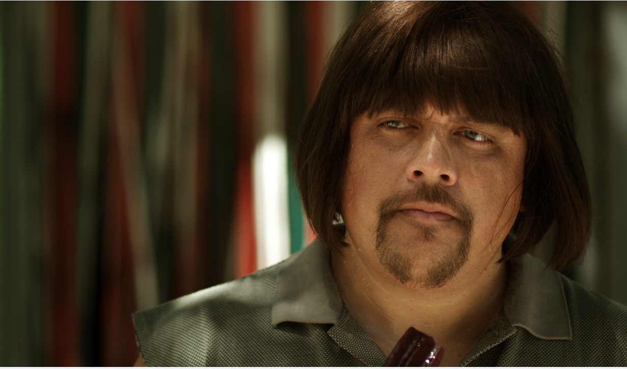 En la película Clever interpretó a un grandote bastante agresivo y adicto a los palitos de vino tinto.&nbsp;