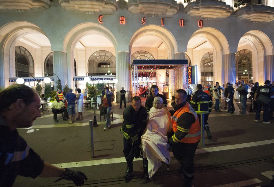 Emergencia: Agentes de seguridad trasladan a mujer herida. Foto: EFE