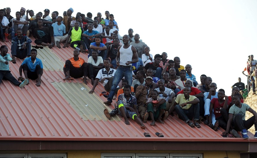 El partido entre Nigeria y Egipto con más de 15 mil hinchas más de la capacidad del estadio. Foto: AFP