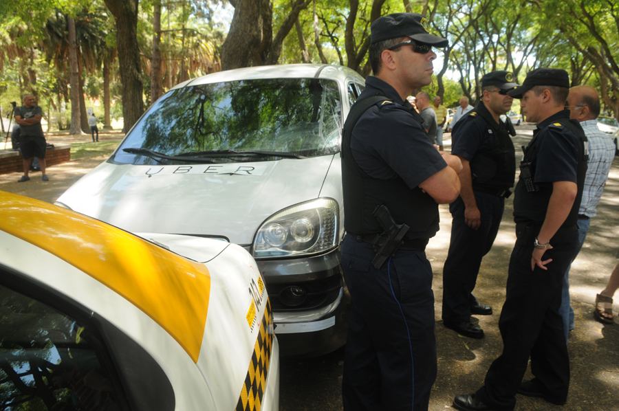 La Policía acudió al Parque Rodó donde el auto de Uber estaba rodeado por taxistas. Foto: F. Flores