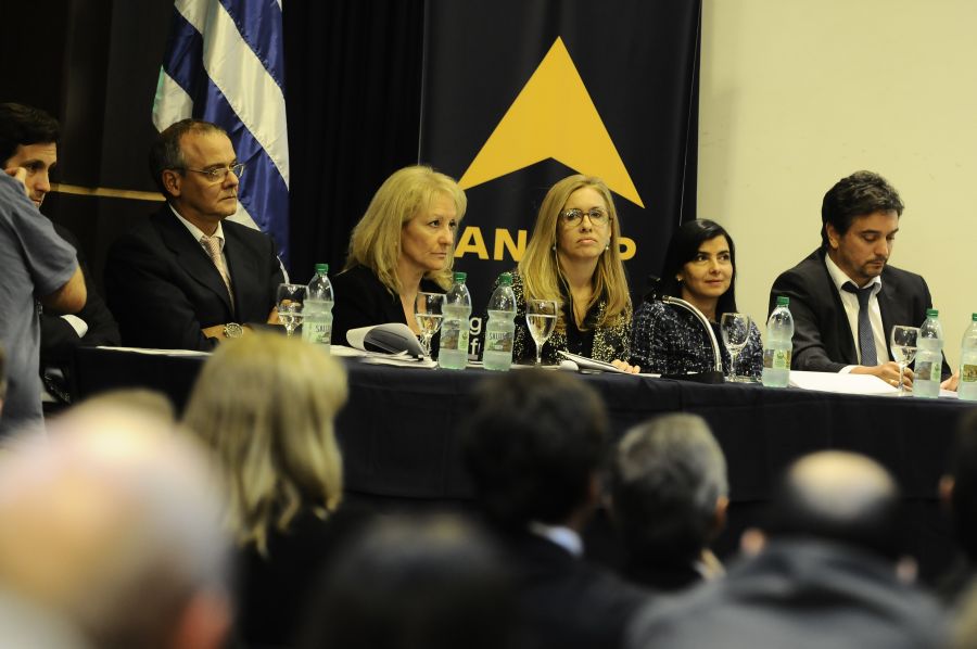 El eterno femenino de una imaginativa pintora