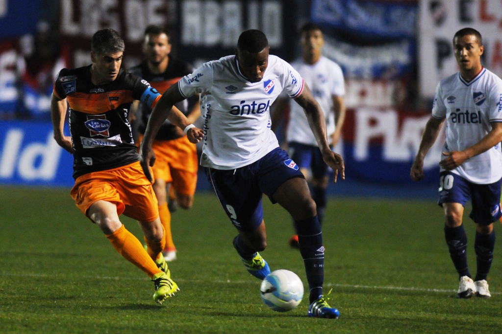 El eterno femenino de una imaginativa pintora