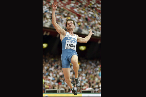 Emiliano Lasa (salto largo). (Foto: EFE)