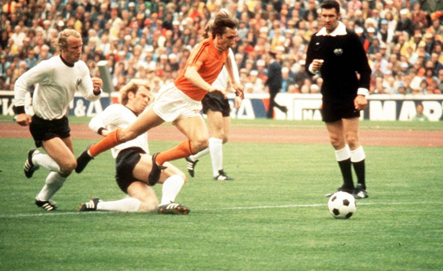 Cruyff marcado por el alemán Uli Hoeness en la final del Mundial de 1974. Foto: Getty Images.