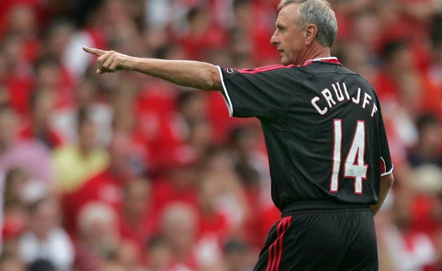 Cruyff con su mítico dorsal número 14 en un partido amistoso entre leyendas de Ajax y Arsenal, en 2006. Foto: Reuters.