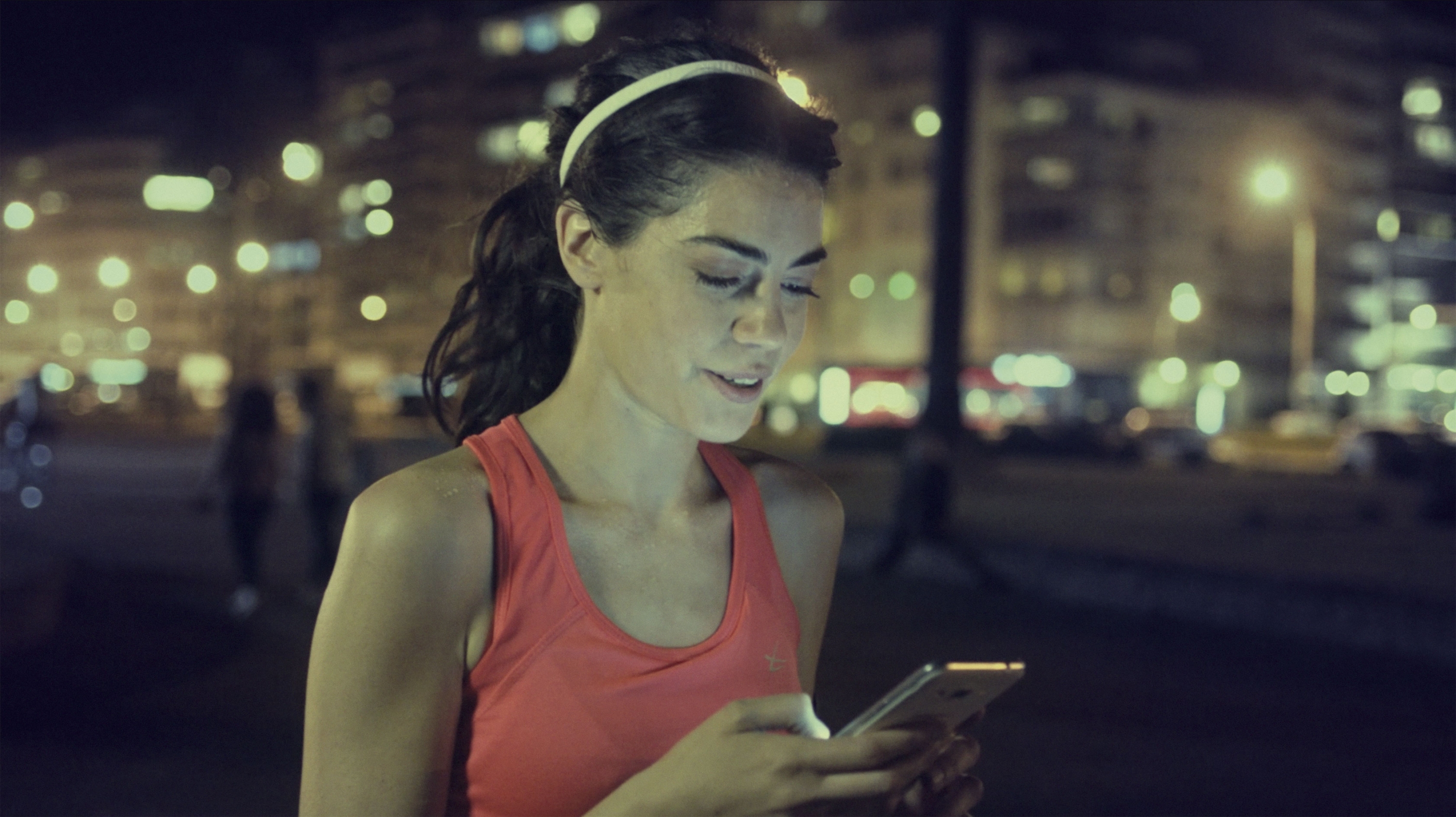 El eterno femenino de una imaginativa pintora