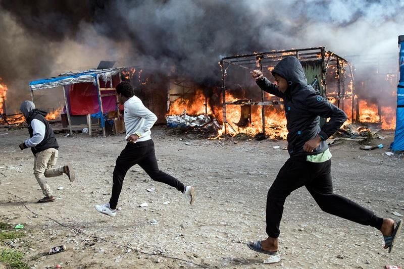 Desmantelamiento físico del campamento de inmigrantes de Calais. Foto: EFE