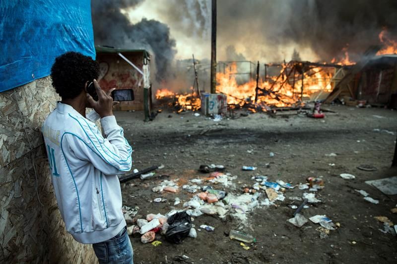 Desmantelamiento físico del campamento de inmigrantes de Calais. Foto: EFE
