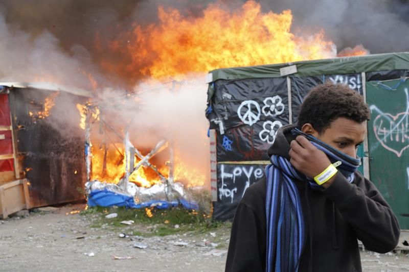 Desmantelamiento físico del campamento de inmigrantes de Calais. Foto: EFE