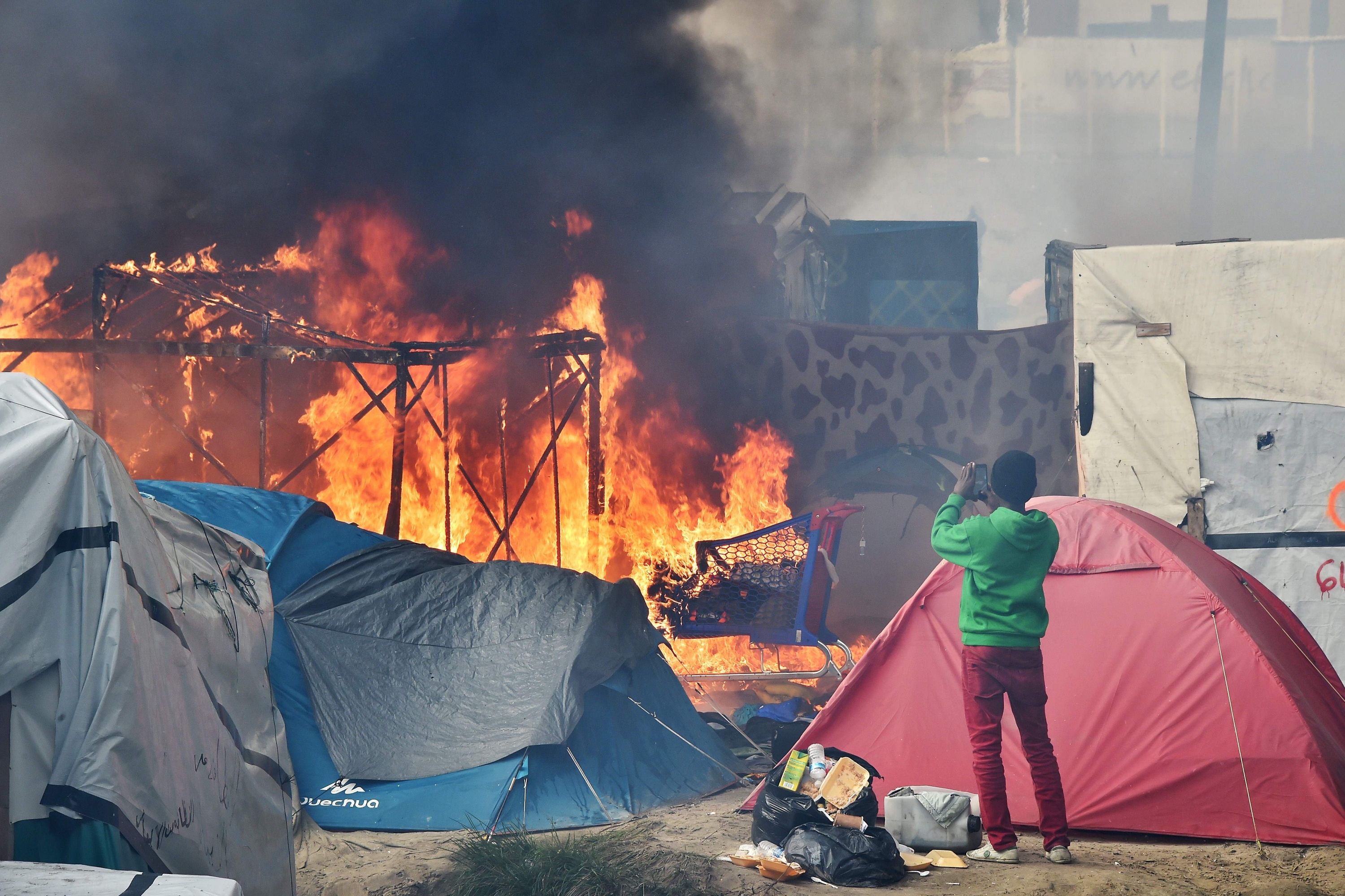 Desmantelamiento físico del campamento de inmigrantes de Calais. Foto: AFP