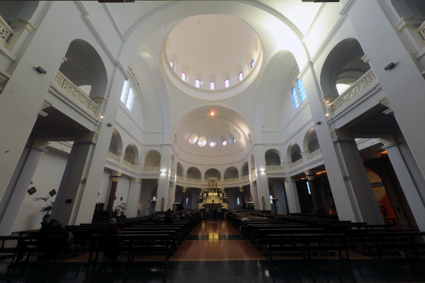 El interior es austero y se destaca el altar, construido en mármol.