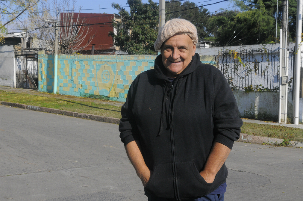 Julio Sosa "Kanela" es uno de los históricos vecinos del barrio. Foto: Ariel Colmegna.