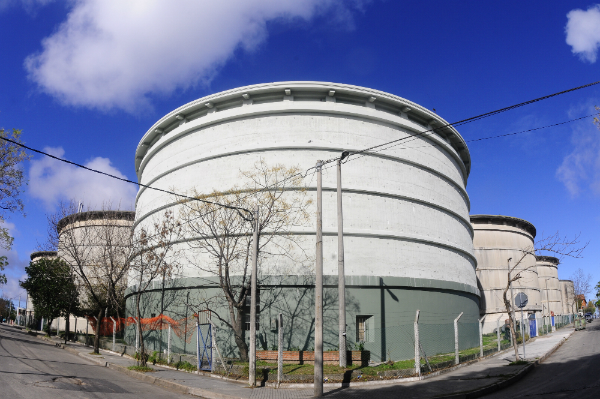 Los gigantescos tanques de OSE abastecen de agua a toda al ciudad. Foto: Marcelo Bonjour.