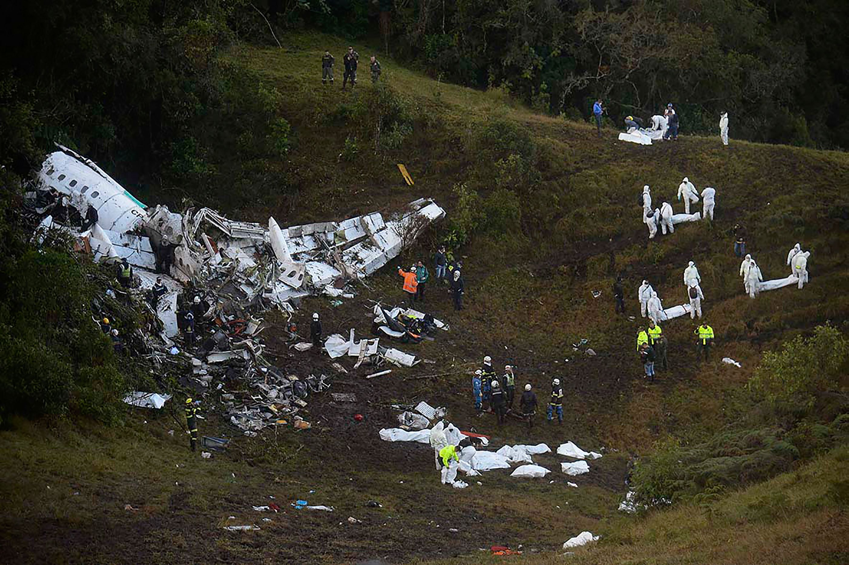 Rescatistas trabajan en el área donde cayó el avión. Foto: AFP