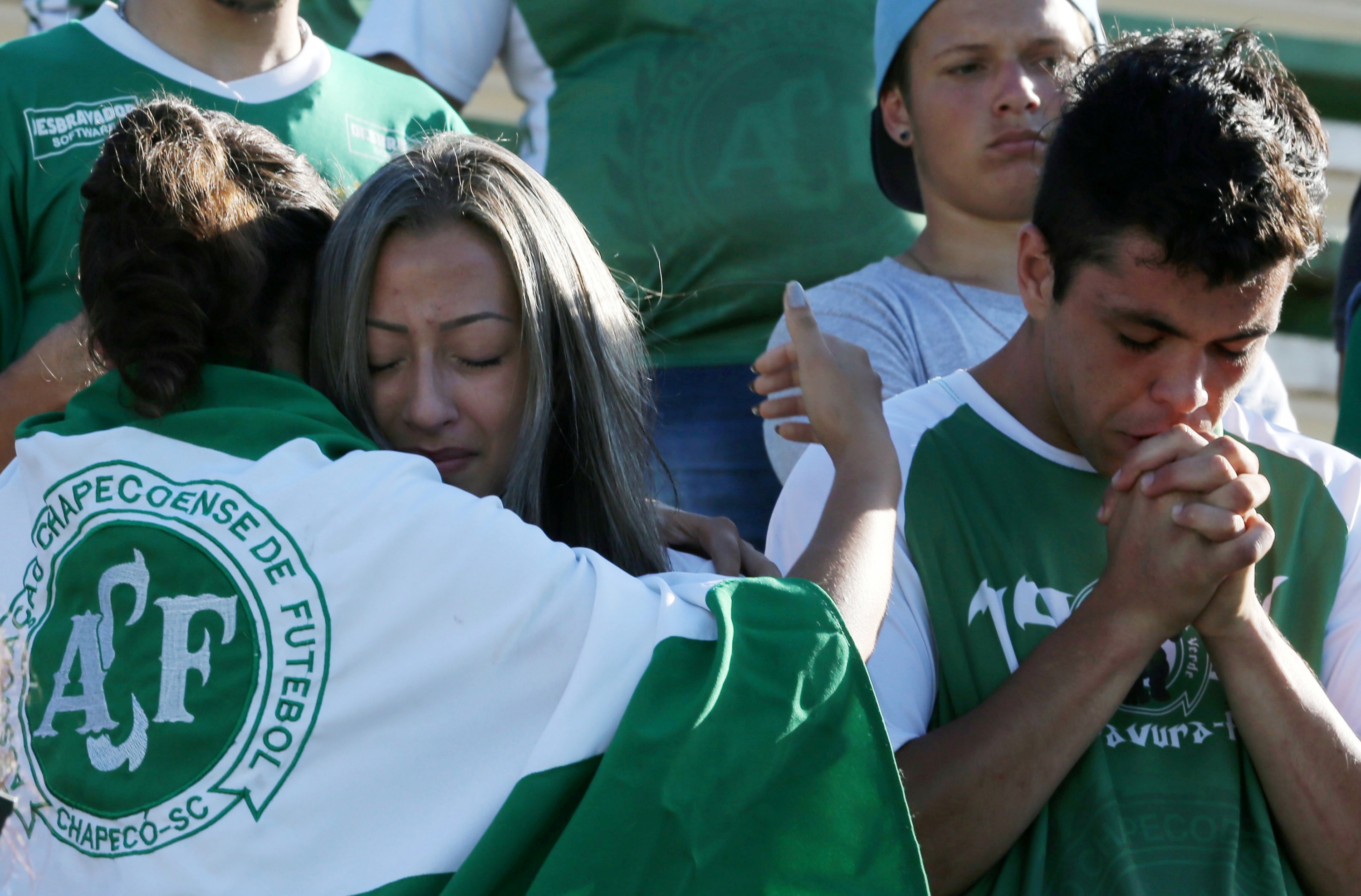 Personas lloran durante tributo al club brasileño Chapecoense. Foto: Reuters