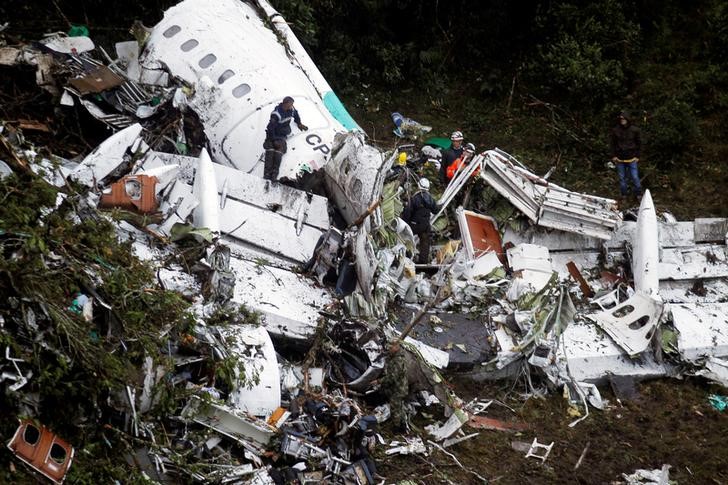 Socorristas en el área donde cayó el avión. Foto: Reuters