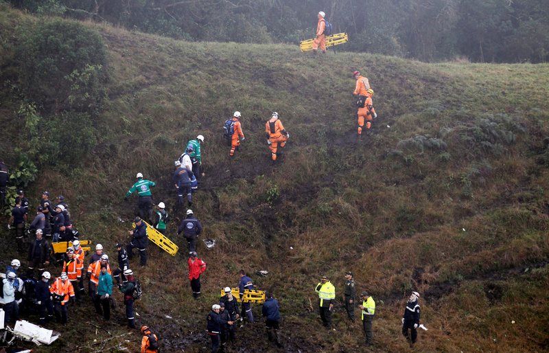 Soccorristas cerca de los restos del avión. Foto: Reuters