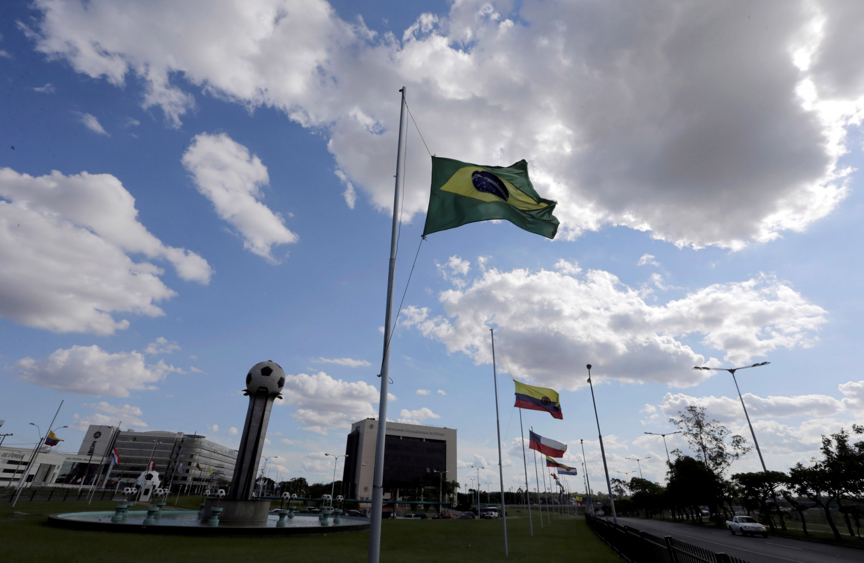 Bandera a media asta en memoria de los fallecidos en accidente aéreo. Foto: Reuters