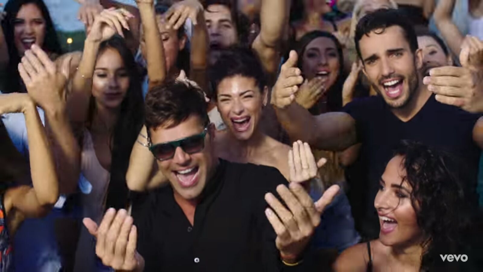 Virginia Álvarez detrás de Richky Martin en el videoclio.&nbsp;