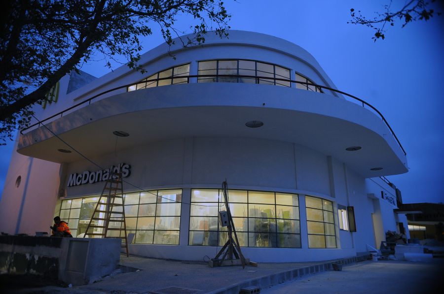 El eterno femenino de una imaginativa pintora