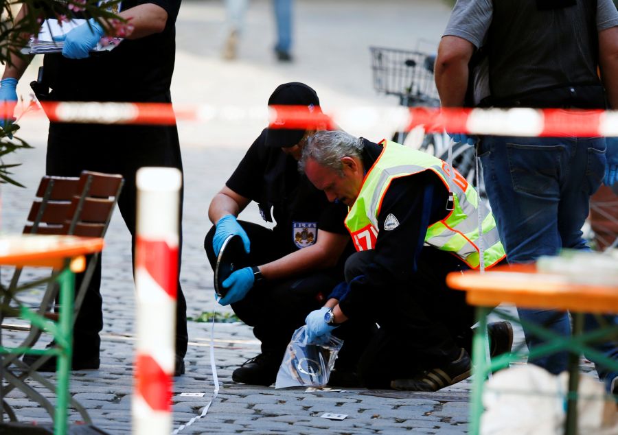 Policía alemana reúne indicios en el lugar donde atacante islamista se inmoló.<br> Foto: Reuters