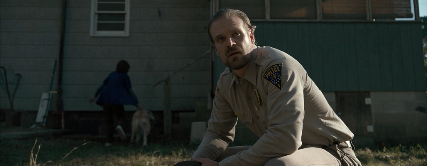 David Harbour encarna al comisario del pueblo en el que desapareción Will.