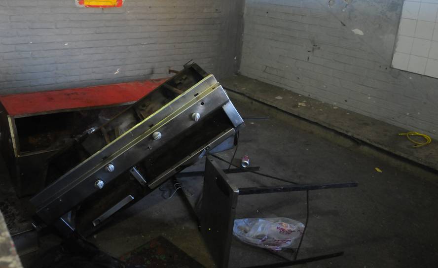 Así quedó la tribuna Ámsterdam tras los incidentes en el partido entre Peñarol y Nacional. Foto: Ariel Colmegna - El País