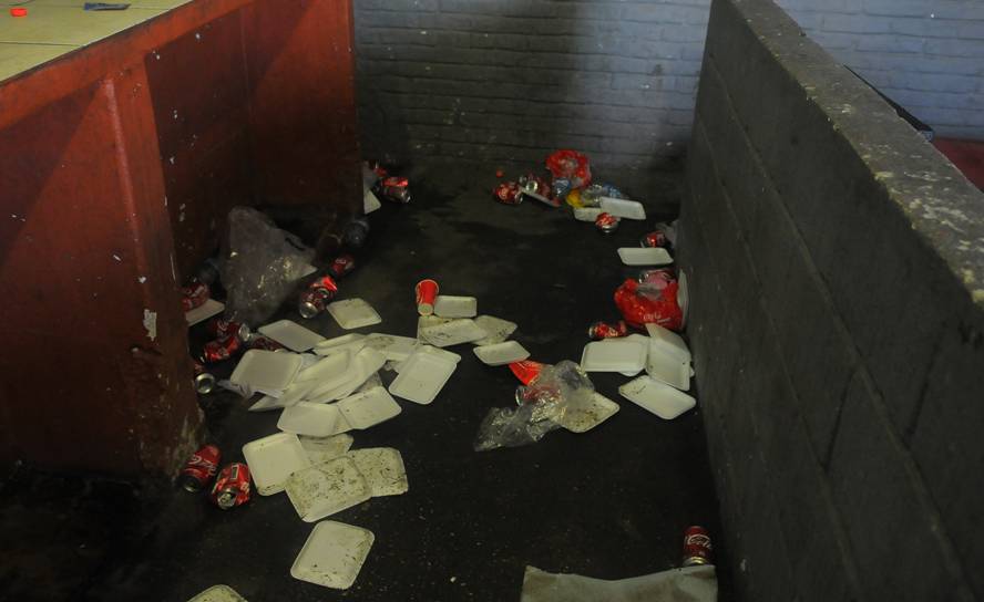 Así quedó la tribuna Ámsterdam tras los incidentes en el partido entre Peñarol y Nacional. Foto: Ariel Colmegna - El País