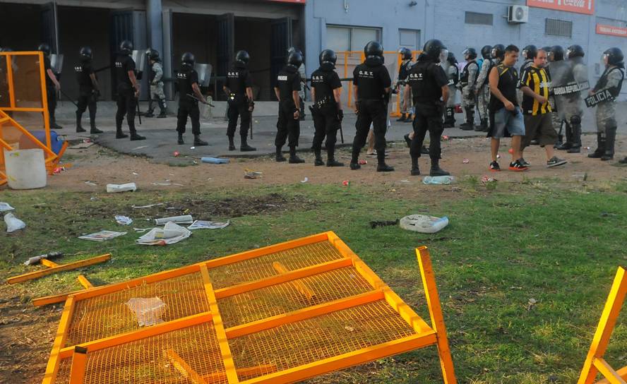 Así quedó la tribuna Ámsterdam tras los incidentes en el partido entre Peñarol y Nacional. Foto: Ariel Colmegna - El País