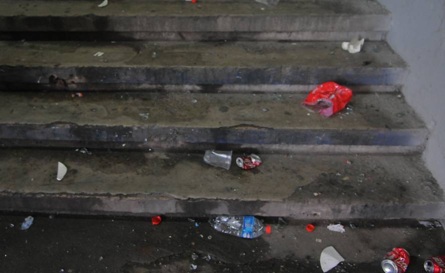 Así quedó la tribuna Ámsterdam tras los incidentes en el partido entre Peñarol y Nacional. Foto: Ariel Colmegna - El País