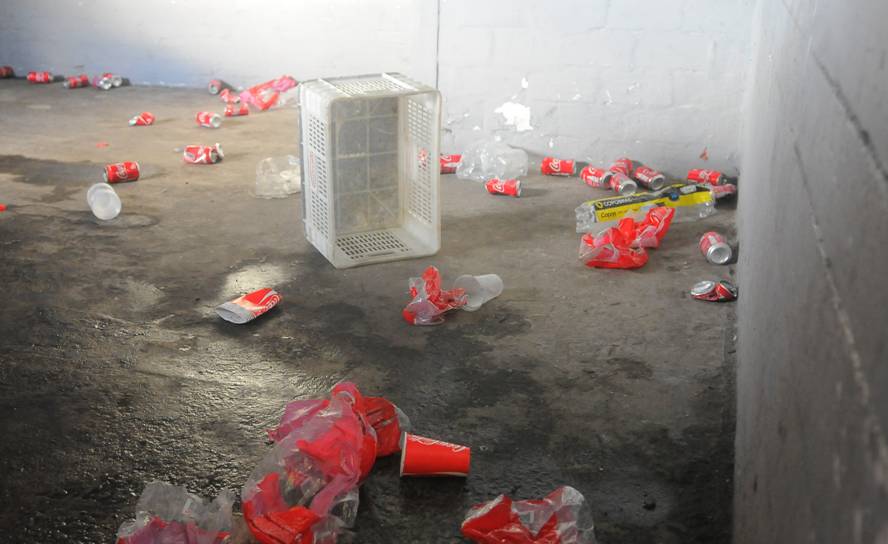 Así quedó la tribuna Ámsterdam tras los incidentes en el partido entre Peñarol y Nacional. Foto: Ariel Colmegna - El País