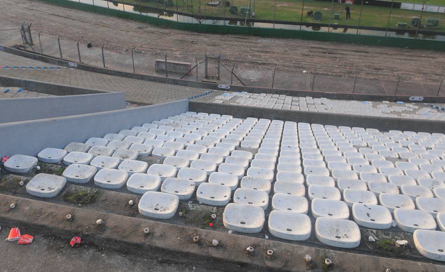 Así quedó la tribuna Ámsterdam tras los incidentes en el partido entre Peñarol y Nacional. Foto: Ariel Colmegna - El País