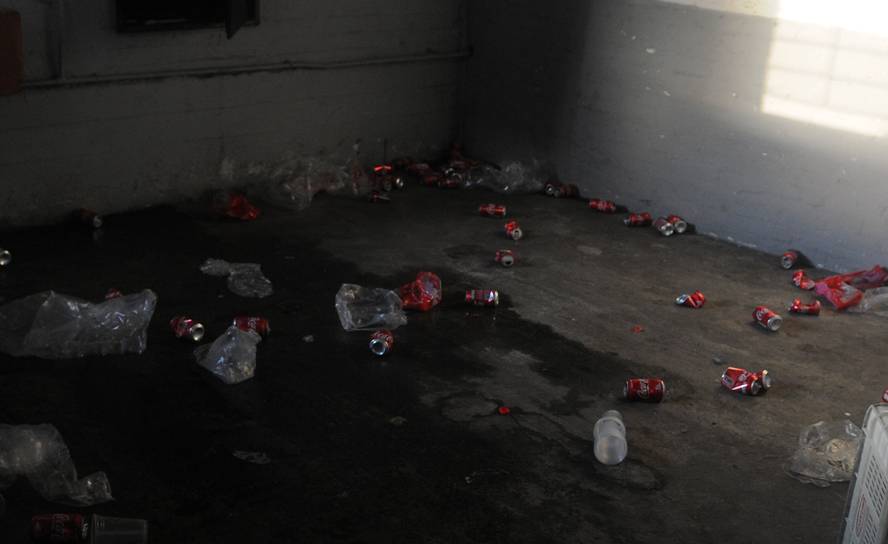 Así quedó la tribuna Ámsterdam tras los incidentes en el partido entre Peñarol y Nacional. Foto: Ariel Colmegna - El País