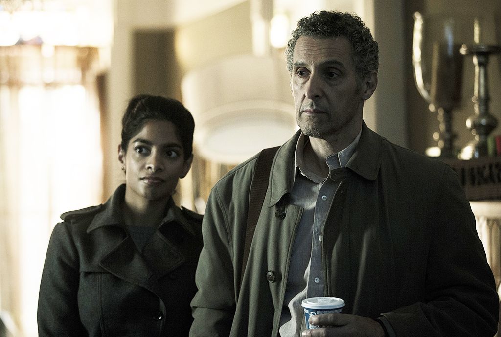 John Turturro encarna al abogado defensor, ayudado por una joven colega.