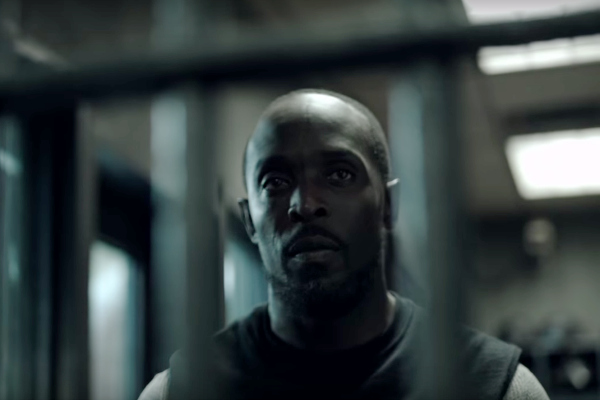 El ex boxeador que protege a Naz en la cárcel a cambio de favores.