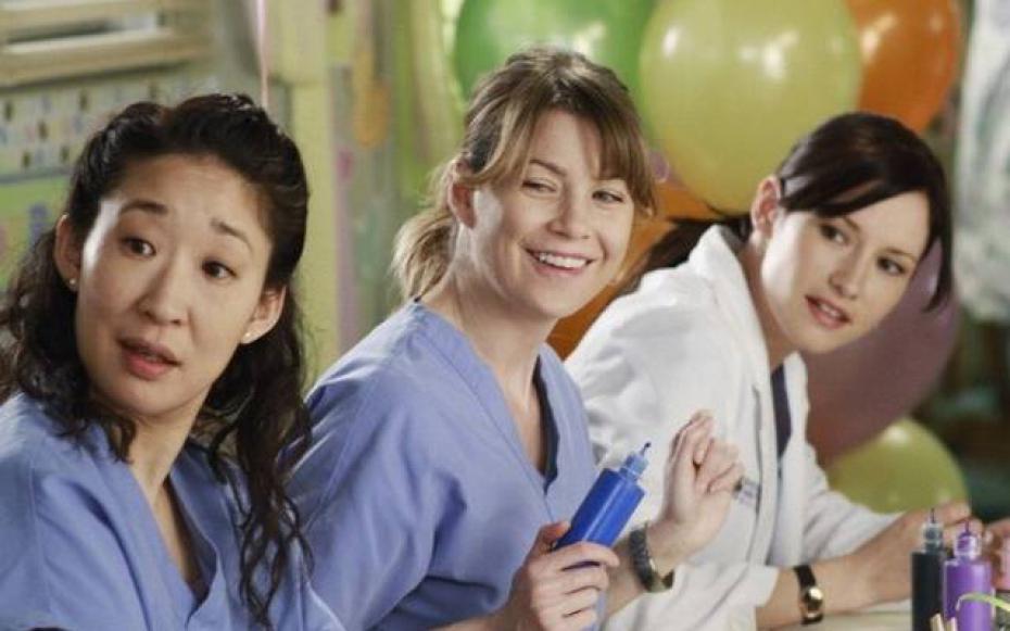 Lexie junto a Christina (Sandra Oh) y su hermana Meredith (Ellen Pompeo).