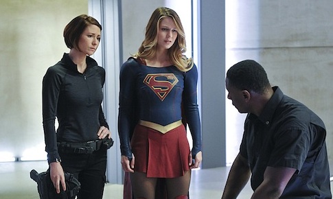 Alex con su hermana Kara/Supergirl y Hank, otro extraterrestre bueno.