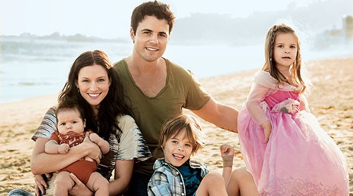 Una foto de hace unos años junto a su esposo Nathan Westa y sus tres hijos.