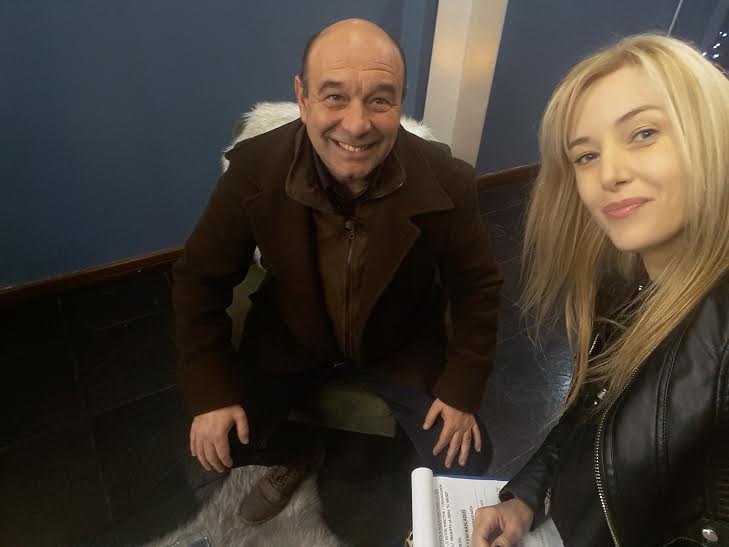 La selfie de Hugo Giachino y la conductora Patricia Fierro en El País.Tv