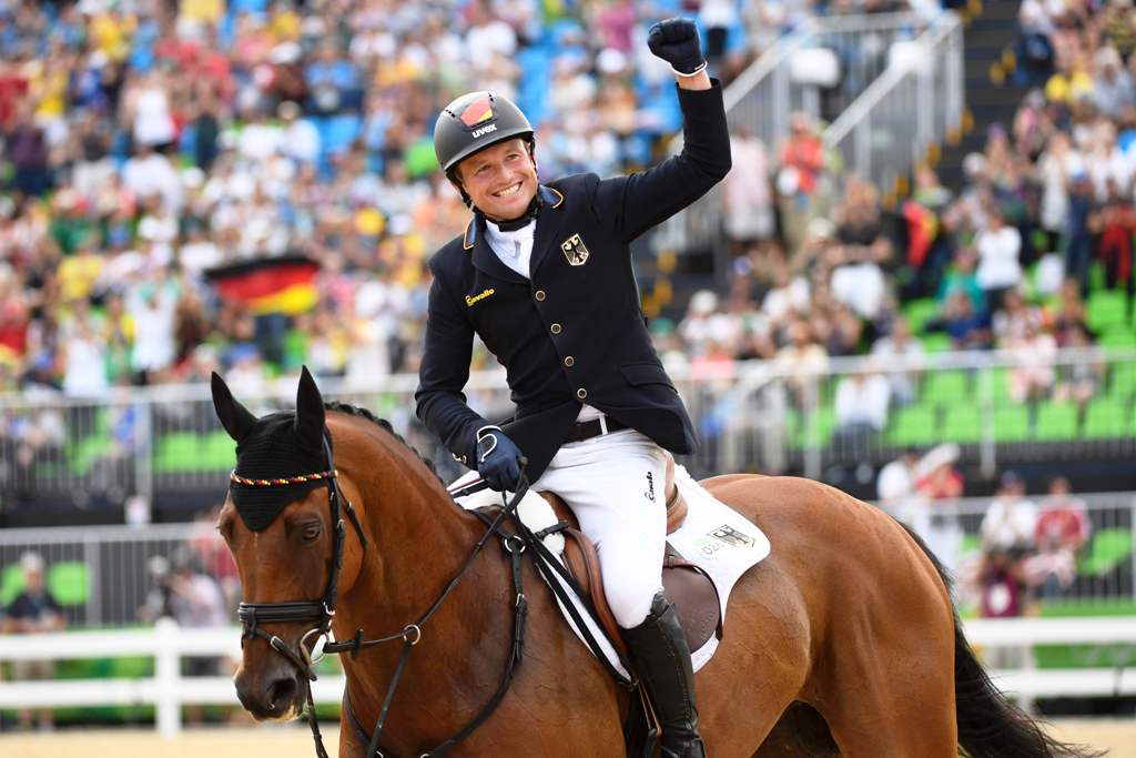 El eterno femenino de una imaginativa pintora