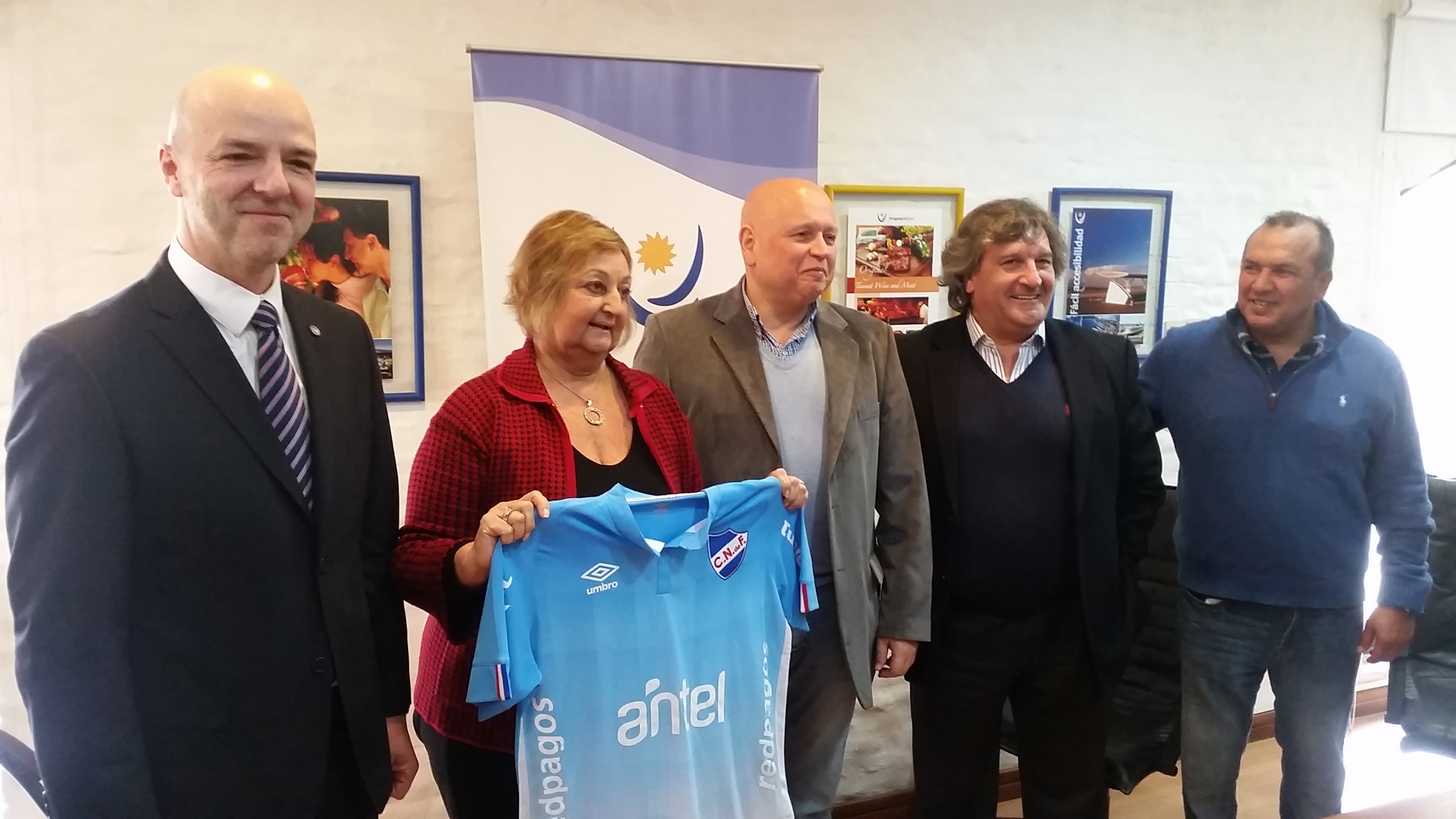 El eterno femenino de una imaginativa pintora