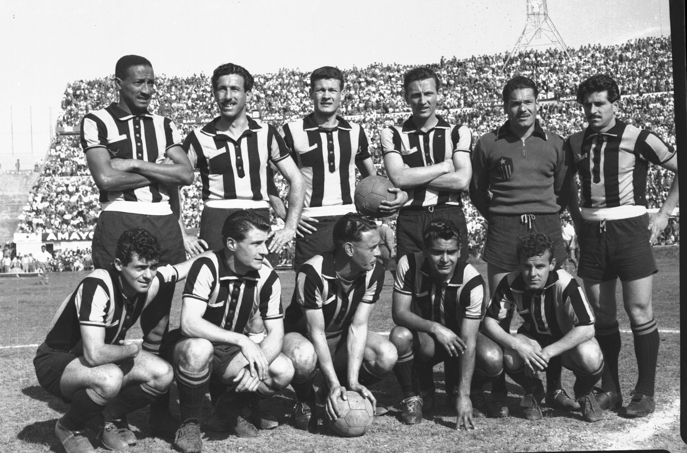 Néstor Gonçalves en la formación de Peñarol que ganó la final clásica del Uruguayo 1959. Foto: Archivo El País