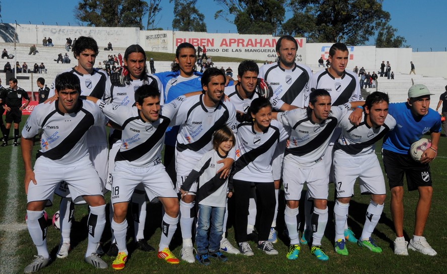 Formación de Danubio vs Central Español en el Clausura 2014. Gastón Bueno, Marcelo Sosa, Juan Castillo, Fabián Canobbio, Jadson Viera, José María Giménez, Leonardo Carboni, Camilo Mayada, Sergio Leal, Matías Pérez y Matías Zunino. Foto: archivo El País