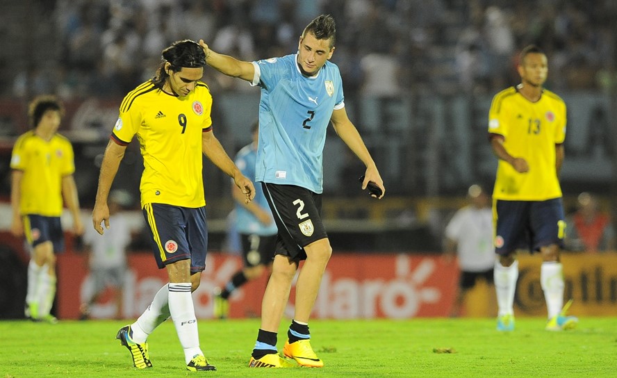 José María Giménez tuvo un debut recordado contra Colombia... y Falcao. Foto: archivo El País.