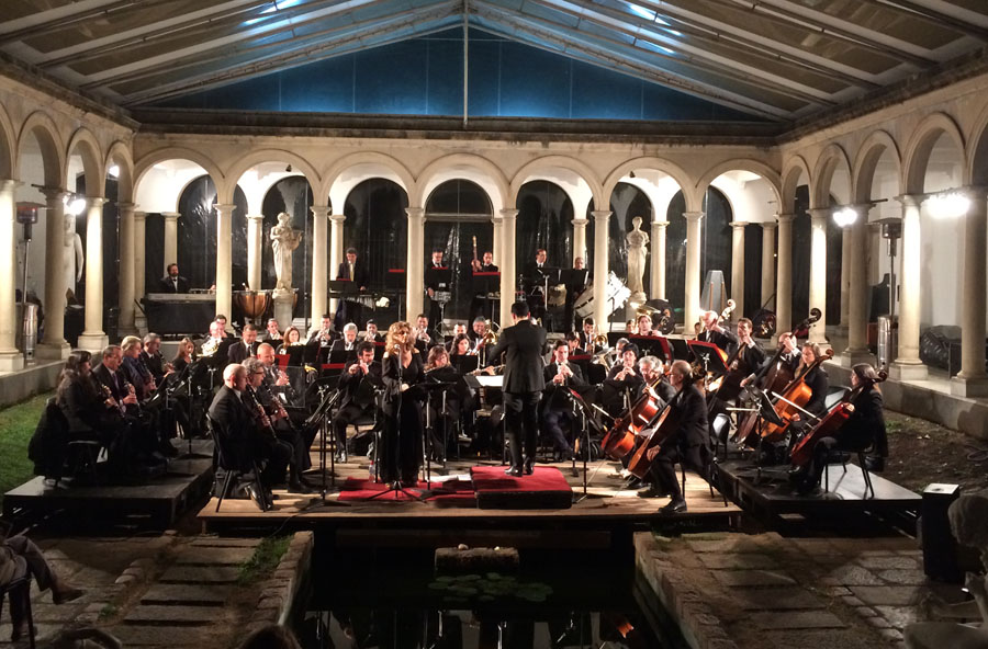 El eterno femenino de una imaginativa pintora