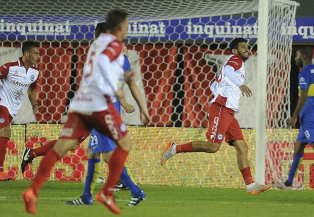 Carlos Bueno celebra su gol frente a Boca en La Paternal. Foto: Goal Argentina.