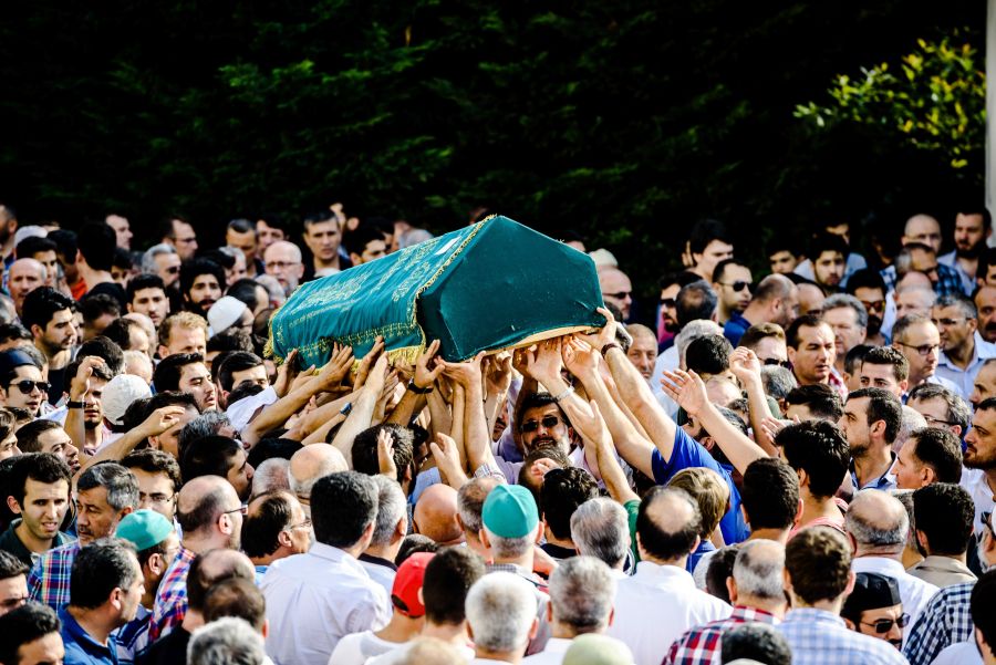 Miles de turcos trasladan ataúd de una de las víctimas del atentado. Foto: AFP