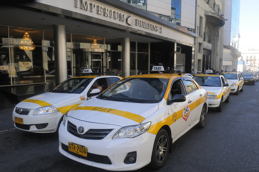 El eterno femenino de una imaginativa pintora