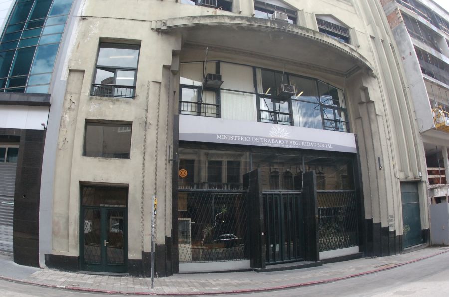 El eterno femenino de una imaginativa pintora