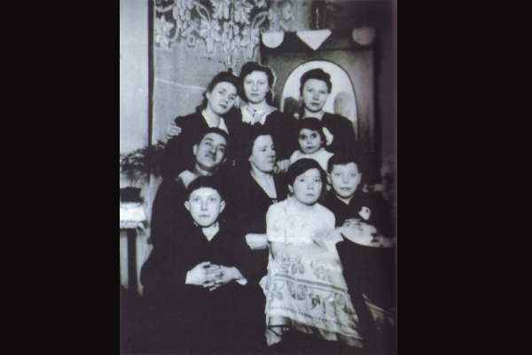 Giza, la más pequeña en la foto con su familia adoptiva polaca.